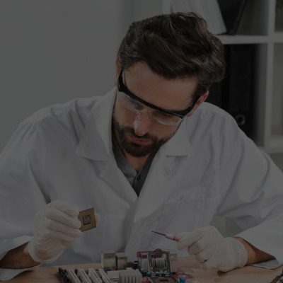 técnico em reparo de placa